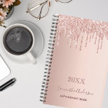 Rose Gold Glitzer Rosa Terminkalender 2025 Planer<br><div class="desc">Eine Rose goldener Hintergrund mit eleganter Rose Gold und rosa Imitate Glitzer Tropfen, Farbe Tropflook. Vorlage für ein Jahr. Personalisieren und fügen Sie einen Namen und einen Titel hinzu. Der Name ist in dunklem Rose Gold mit einem modernen handgeschriebenen Stil geschrieben. Ideal für Geschäftsleute, Schulen, Arbeitsgruppen, Tagebuch oder die Organisation...</div>