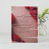 Rose Gold Glitzer & Rote Rosen Hochzeitsfeier Einladung (Stehend Vorderseite)