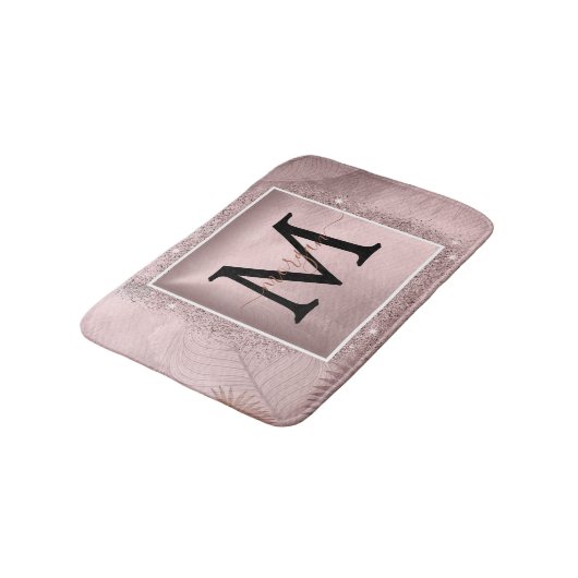 Rose Gold Glitzer Script Monogram Badematte (Schrägansicht)