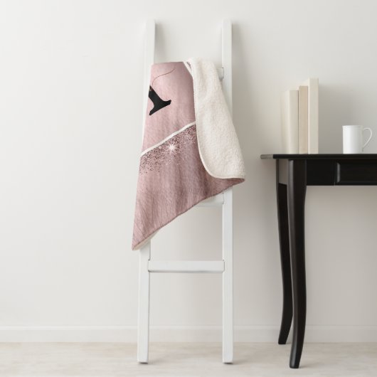 Rose Gold Glitzer Script Monogram Sherpadecke (Beispiel)