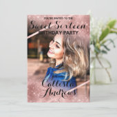 Rose Gold Glitzer Sequins Ecken Foto Sweet 16 Einladung (Stehend Vorderseite)