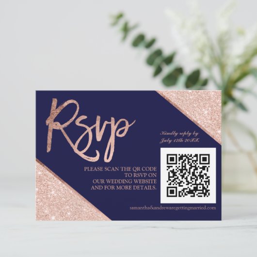 Rose Gold Glitzer Skript Blue QR-Code uAwg Hochzei RSVP Karte (Stehend Vorderseite)