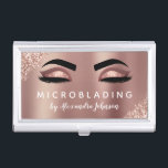 Rose Gold Glitzer Sparkle Eyelashes Mikroblasen Visitenkarten Dose<br><div class="desc">Blush Pink - Rose Gold Funkelnd Glitzer Eyelashes Lashes und Brows Microblading Salon Beauty Business Card mit weißer Schrift für das Monogramm auf der Rückseite. Die Blush Pink und Rose Gold Girly Glitzer Business Cards sind perfekt für eine moderne und elegante Eyelashes (Lashes), Augenbrauen (Brows), Microblading oder Threading . Der...</div>