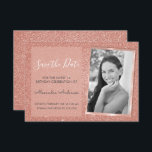Rose Gold Glitzer Sweet 16 Save the Date Einladung<br><div class="desc">Blush Pink - Rose Gold Sparkle Glitzer 16 . Geburtstag Monogram Name und Initial Save the Date Geburtstag Party Foto Einladung. Dieses Bild Save the Date Einladung ist perfekt für die Rose Gold Sparkle Glitzer Sweet 16 Birthday Party auf der Suche nach Feiern in Pink Rose Gold. Sie können die...</div>