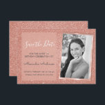 Rose Gold Glitzer Sweet 16 Save the Date Einladung<br><div class="desc">Blush Pink - Rose Gold Sparkle Glitzer 16 . Geburtstag Monogram Name und Initial Save the Date Geburtstag Party Foto Einladung. Dieses Bild Save the Date Einladung ist perfekt für die Rose Gold Sparkle Glitzer Sweet 16 Birthday Party auf der Suche nach Feiern in Pink Rose Gold. Sie können die...</div>