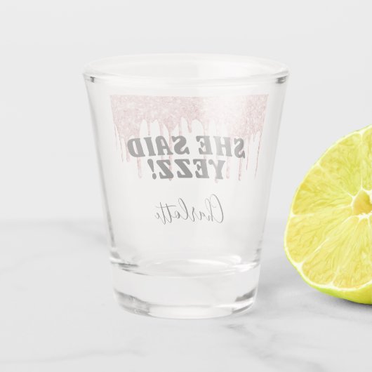 Rose Gold Glitzer Tropfen Braut sagte sie ja Name Schnapsglas (Rückseite)