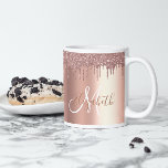 Rose Gold Glitzer Tropfen Metal Monogram Kaffeetasse<br><div class="desc">Dieses Design kann in dem Bereich personalisiert werden, der durch das Ändern des Fotos und/oder Textes zur Verfügung gestellt wird. Sie können auch angepasst werden, indem Sie auf Vorlage personalisieren klicken und dann auf die Schaltfläche klicken, um weitere Optionen anzupassen, um die Hintergrundfarbe zu löschen oder zu ändern, Text hinzuzufügen,...</div>