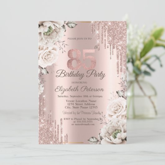 Rose Gold, Glitzer Tropfen, Weiße Blume 85. Einladung (Stehend Vorderseite)