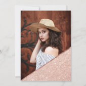 Rose Gold Glitzer Typografie rot Foto süß 16 Einladung (Rückseite)