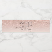 Rose Gold Glitzer Typografie rot Rosa Sweet 16 Wasserflaschenetikett (Einzelnes Label)
