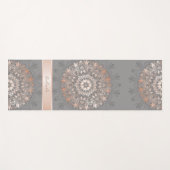 Rose Gold Gray Floral Mandala Monogram Yogamatte (Vorderseite (Horizontal))
