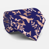 Rose Gold Hummingbird-Muster auf Blue Formal Krawa Krawatte (Gerollt)