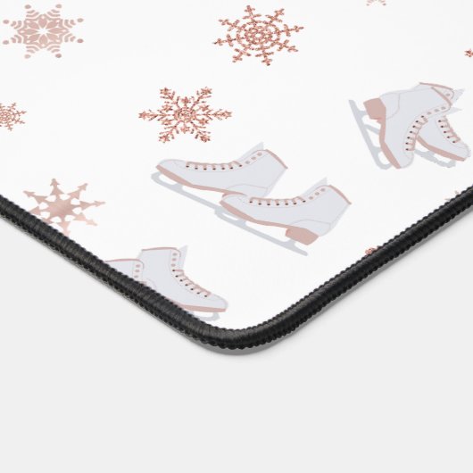 Rose Gold Ice Skates Blush Pink Skating Pattern Schreibtischunterlage (Ecke)