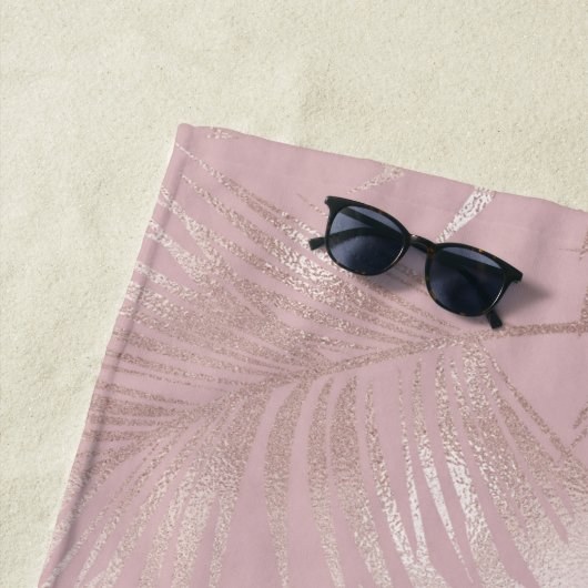 Rose Gold Imitate Folie tropische Blätter Monogram Strandtuch (Beispiel)
