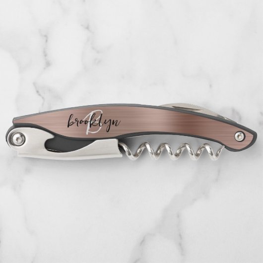 Rose Gold Imitats Pinselmetall Monogram Script Kellnermesser (Vorderseite)