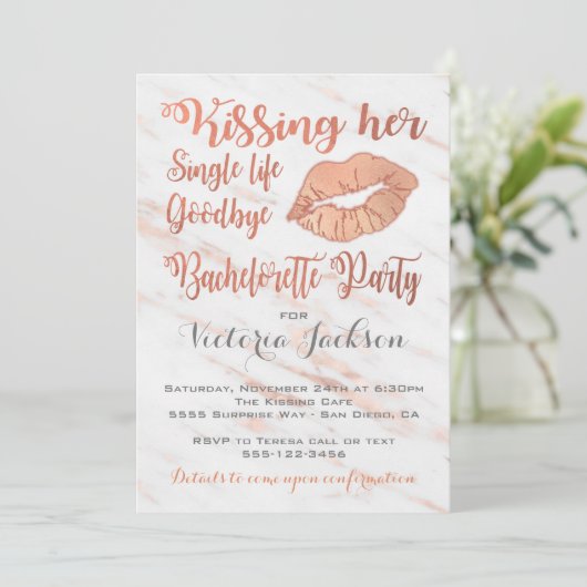 Rose Gold Junggeselinnen-Abschied Kiss mit Marmor Einladung (Stehend Vorderseite)