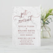 Rose Gold "Just Married" Typografie mit Marmor Einladung (Stehend Vorderseite)