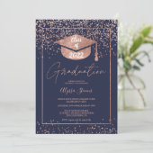 Rose gold Konfetti Marine Blue Script Abschluss Einladung (Stehend Vorderseite)