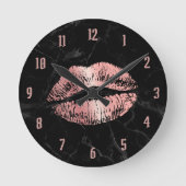Rose Gold Lipstick Küssen Moderner schwarzer Marmo Runde Wanduhr (Vorderseite)