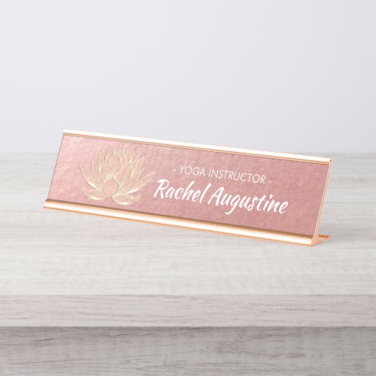 Rose Gold Lotus Yoga Studio Meditation Instructor Schreibtischnamensplakette (Vorderseite )
