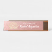 Rose Gold Lotus Yoga Studio Meditation Instructor Schreibtischnamensplakette (Vorderseite )