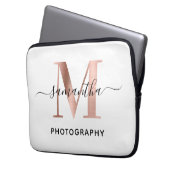 Rose Gold M Monogram Elegante Signature Logo Laptopschutzhülle (Vorderseite Links)