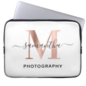 Rose Gold M Monogram Elegante Signature Logo Laptopschutzhülle (Vorderseite)