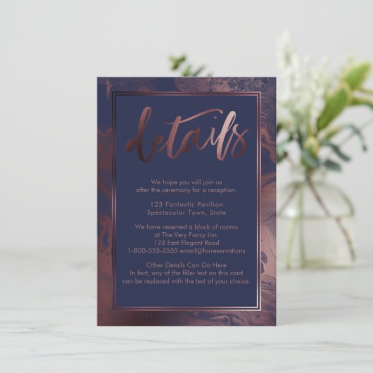 Rose Gold Marmor Hochzeitsdetails über Navy Blue Begleitkarte (Stehend Vorderseite)