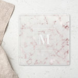 Rose Gold Marmor Personalisiert Monogramm Glasuntersetzer<br><div class="desc">Der Untersetzer aus Glas mit moderner Rose und rosa Marmormustern ist nach Maß gefertigt.</div>