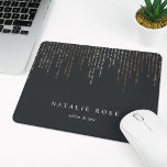 Rose Gold Marquee Personalisiert Mousepad<br><div class="desc">Chic personalisiertes Mousepad zeigt Ihren Namen,  Ihren Firmennamen oder die Auswahl von Sondertexten in klassischer Weißschrift auf einem weichen schwarzen Hintergrund mit vertikalen Streifen von Imitaten Rose goldfarbene Folienzeichenbeleuchtung von oben kaskadiert.</div>