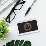 Rose Gold Medallion Erstmaliges Monogramm für Schw Visitenkarten Etui<br><div class="desc">Speichern Sie Ihre Visitenkarten in diesem schicken Monogramm-Gehäuse! Das Design zeichnet sich durch ein goldenes Medaillonmuster der Imitate-Rose auf einem schwarzen Hintergrund aus,  mit einem originalen Monogramm des Single in der Mitte. HINWEIS: Rose Gold ist ein Druckeffekt,  der Farbvariationen verwendet,  um Goldfolie nachzuahmen; es ist keine Goldfolie.</div>