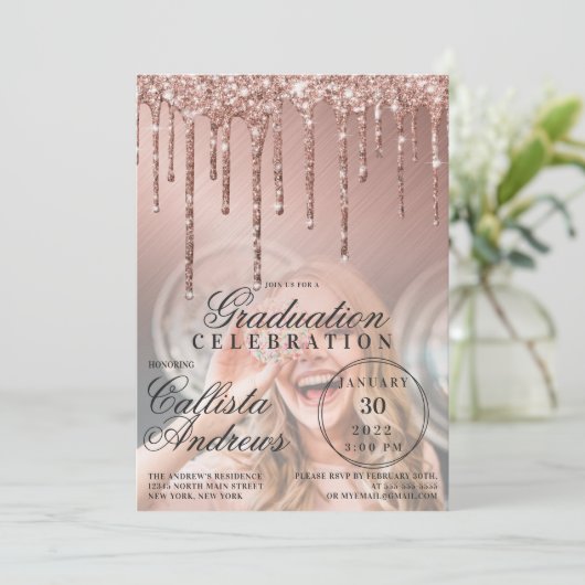 Rose Gold Metallic Glitzer Tropfen Foto Abschluss Einladung (Stehend Vorderseite)