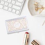 Rose Gold Modernes geometrisches Muster Monogramm Visitenkarten Etui<br><div class="desc">Unser chic Kartentuch zeigt Ihr Single anfängliches Monogramm, umgeben von einem modernen, eklektischen geometrischen Dreieck-Muster in trendigen Imitaten Rose Gold und knusprig Weiß. Fügen Sie Ihren ersten Schritt in der Koordination schlanker moderner Schriften. HINWEIS: Dieses Element verwendet einen gedruckten digitalen Effekt mit subtilen Farbvariationen, die das Aussehen von realer Goldfolie...</div>