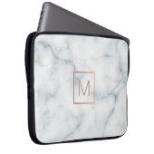 Rose Gold Monogramm auf Marmor Laptopschutzhülle (Vorne Rechts)