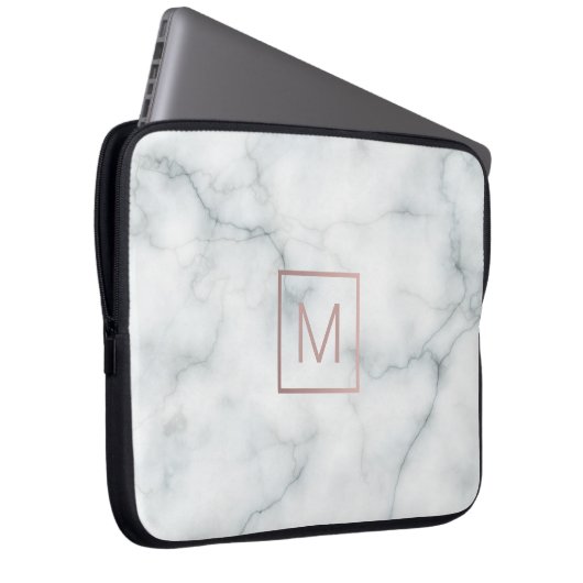 Rose Gold Monogramm auf Marmor Laptopschutzhülle (Vorne Rechts)