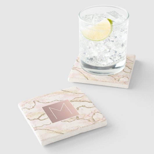 Rose Gold Monogramm auf rosa Marmor Steinuntersetzer (Seitenansicht)