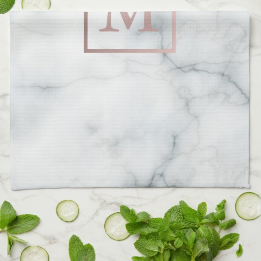 Rose Gold Monogramm auf weißem Marmor Handtuch (Gefaltet)