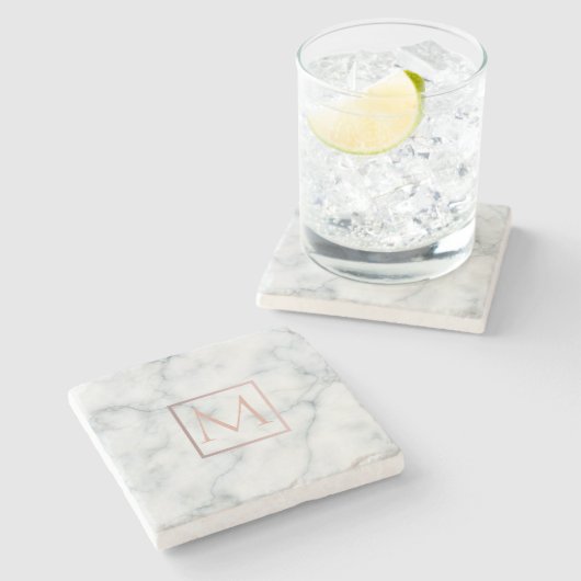 Rose Gold Monogramm auf weißem Marmor Steinuntersetzer (Seitenansicht)