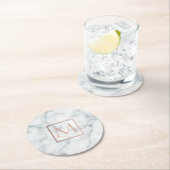 Rose Gold Monogramm auf weißem Marmorstein Runder Pappuntersetzer (Vor Ort)