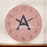 Rose Gold Navy Blauer Glitzer Monogramm Name Große Wanduhr<br><div class="desc">Rosa Rose Gold und Navy Blue Sparkle Glitzer Monogram Name und Erstservierung Wall Clock. Die Wall-Uhr ist das perfekte Geschenk für jemanden,  der rosa funkelnden Glitzer Liebe.</div>