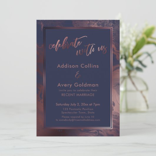 Rose Gold & Navy Blauer Marmor feiert mit uns Einladung (Stehend Vorderseite)