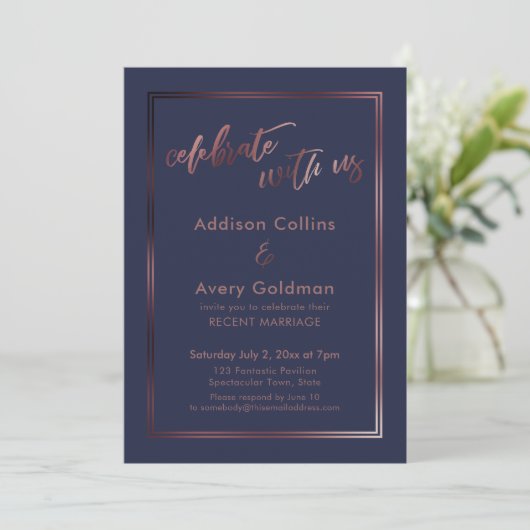 Rose Gold & Navy Blue Celebrate mit US Typografie Einladung (Stehend Vorderseite)