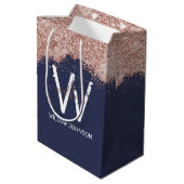 Rose Gold Navy Blue Girl Glitzer Dust Monogram Mittlere Geschenktüte (Rückseite Schrägansicht)