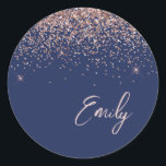 Rose Gold Navy Blue Monogram Glam Name Runder Aufkleber<br><div class="desc">Rose Gold - Blush Pink und Navy Blue Imitats Foil Metallic Sparkle Glitzer gebürstete Metal Monogram Name und Initial Paper Party Aufkleber Adressenmarken. Das macht den perfekten 16 Geburtstag,  Hochzeit,  Brautparty,  Jubiläum,  Babydusche oder Junggeselinnen-Abschied Geschenk für jemanden,  der Lieben glamourösen Luxus und schicke Stile.</div>
