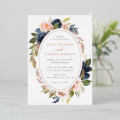 Rose Gold Navy Blush Peach Floral Wedding Folieneinladung (Stehend vorne)
