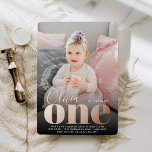 Rose Gold ONE Erstes Geburtstagsparty Foto Folieneinladung<br><div class="desc">Elegante und fröhliche Einladungen zum ersten Geburtstag Ihres kleinen Fotos mit einem voll vertikal oder portrait orientierten Foto mit "[name] wird eins" überlagert unten in einer schicken Kombination aus handgeschriebener Schrift und Blocktypografie. Personalisieren Sie Ihre Party-Details unten. "One" erscheint in der Goldfolie mit reicher Rose für eine elegante Touch.</div>