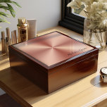Rose Gold Personalisierte Schmuckbox Erinnerungskiste<br><div class="desc">Der Deckel dieser exquisiten Schmuckdose zeichnet sich durch ein atemberaubendes, gebürstetes Metalldesign aus, das Eleganz und Eleganz ausstrahlt. Das zirkuläre Muster schafft ein Gefühl von Tiefe und Dimension, mit einem sanften Farbverlauf, der von sanftem Rose-Gold an den Rändern zu einer intensiveren Farbe in der Mitte übergeht. Dieses Design-Element verleiht eine...</div>