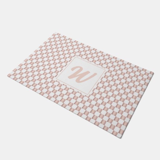 Rose Gold Pink Checkerboard Muster Monogramm Fußmatte (Schrägansicht)