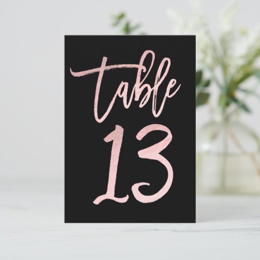 Rose Gold Pink Foil Moderne Script Tischnummer 13 (Stehend Vorderseite)