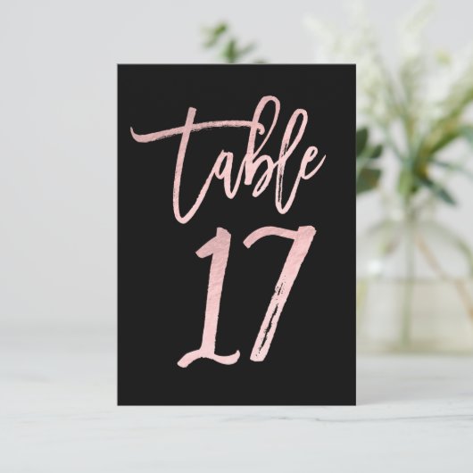 Rose Gold Pink Foil Moderne Script Tischnummer 17 (Stehend Vorderseite)